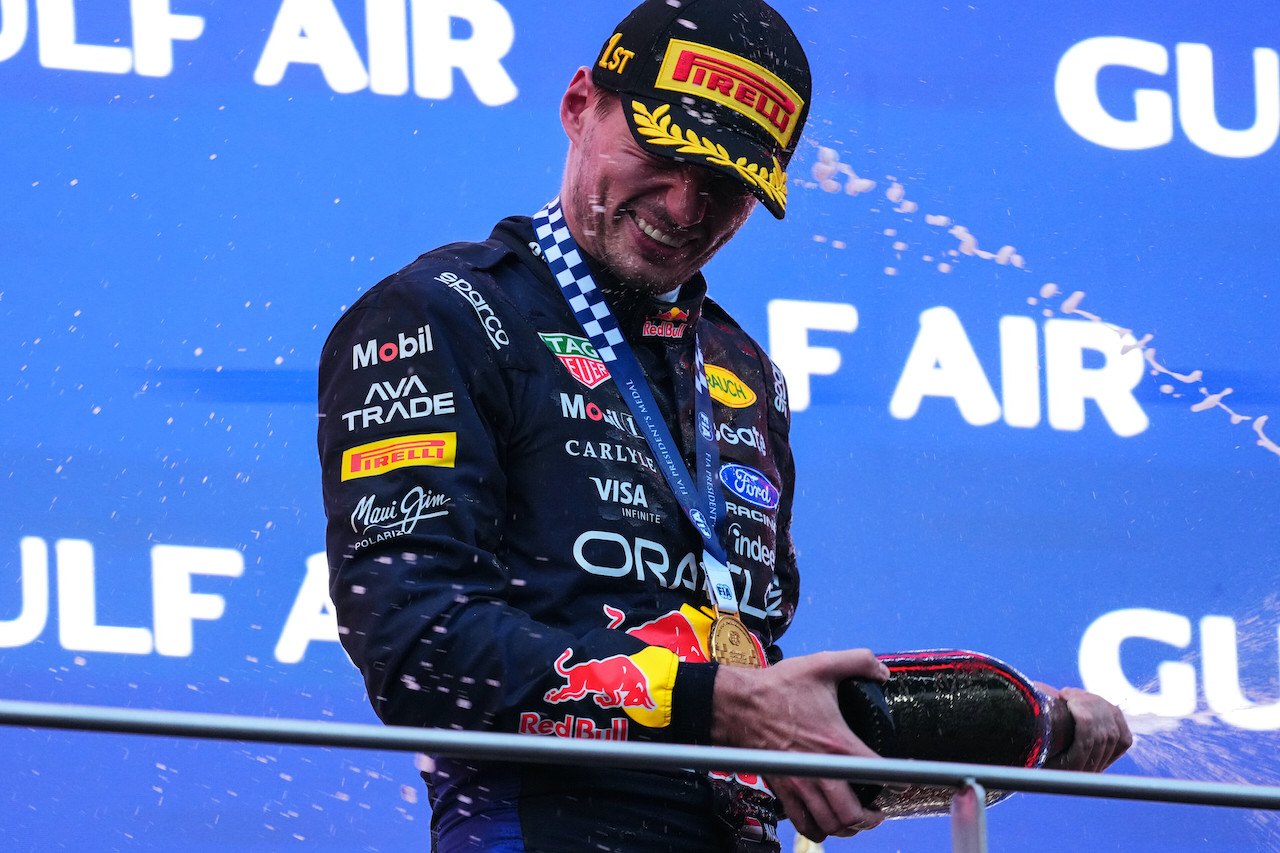 圖2_Max Verstappen在頒獎台上開瓶慶祝，享受F1巴林大獎賽奪冠的喜悅。（Red Bull提供）